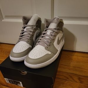 Jordan 1 Mid - College Grey